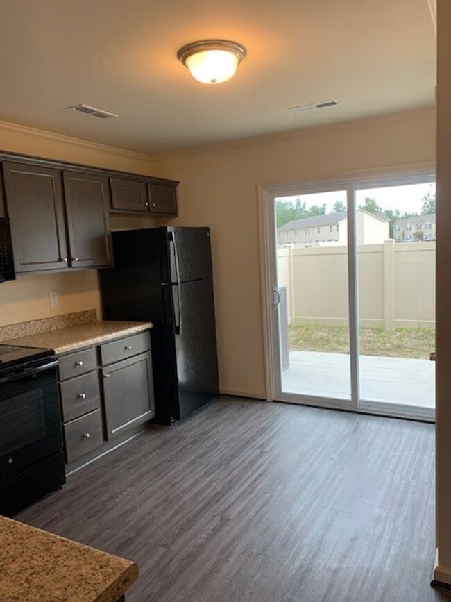 Building Photo - Townhome in Midway Park - Boyington Place!