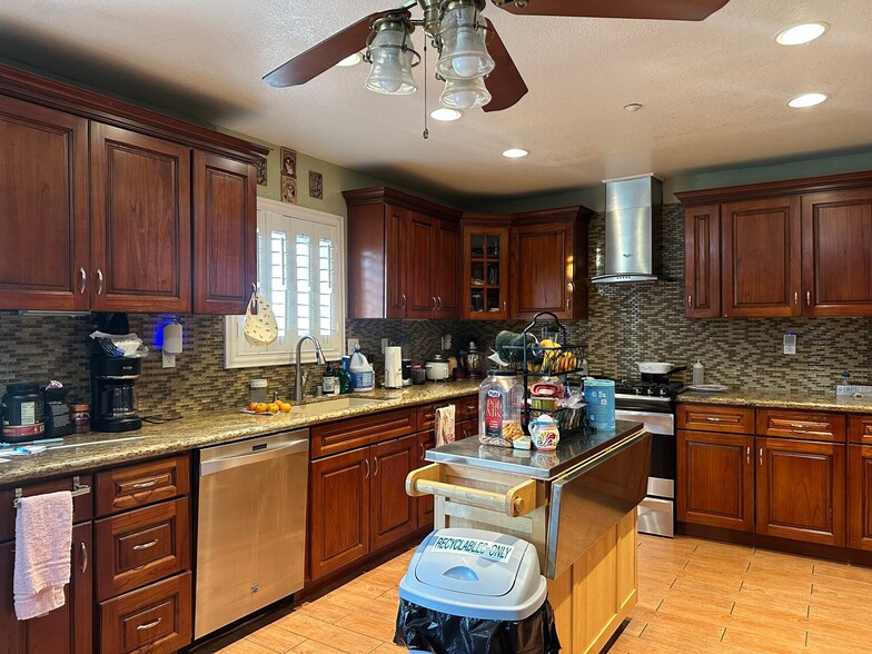 Building Photo - 15576 Caravelle Ave