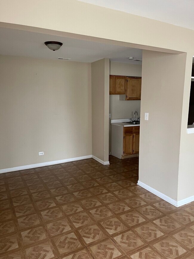 Building Photo - 1321 N Glen Cir