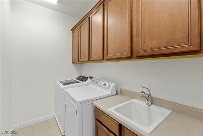 Building Photo - 2 Corte Belleza