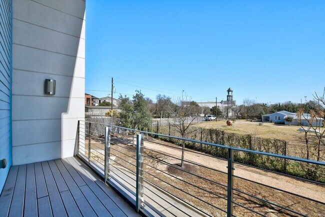 Building Photo - 604 N Bluff Dr