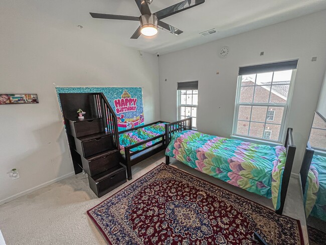 Building Photo - Stunning and Spacious 3 Bed, 2.5 Bath End-...
