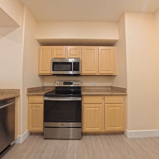Building Photo - 8000 W Badura Ave