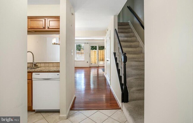 Building Photo - 3395 Lakeside View Dr