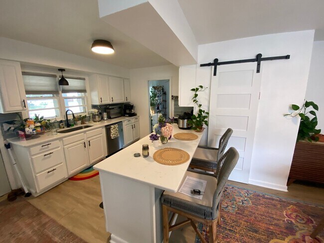 Building Photo - Charming Ranch Style Home - On Corner Lot!