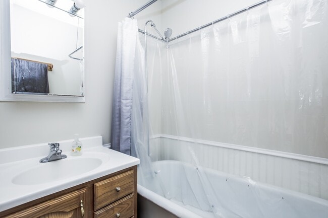 Building Photo - Spacious 1bedroom/1bath unit in Bucktown! Central Air, Dishwasher, FREE Laundry! Near Metra!