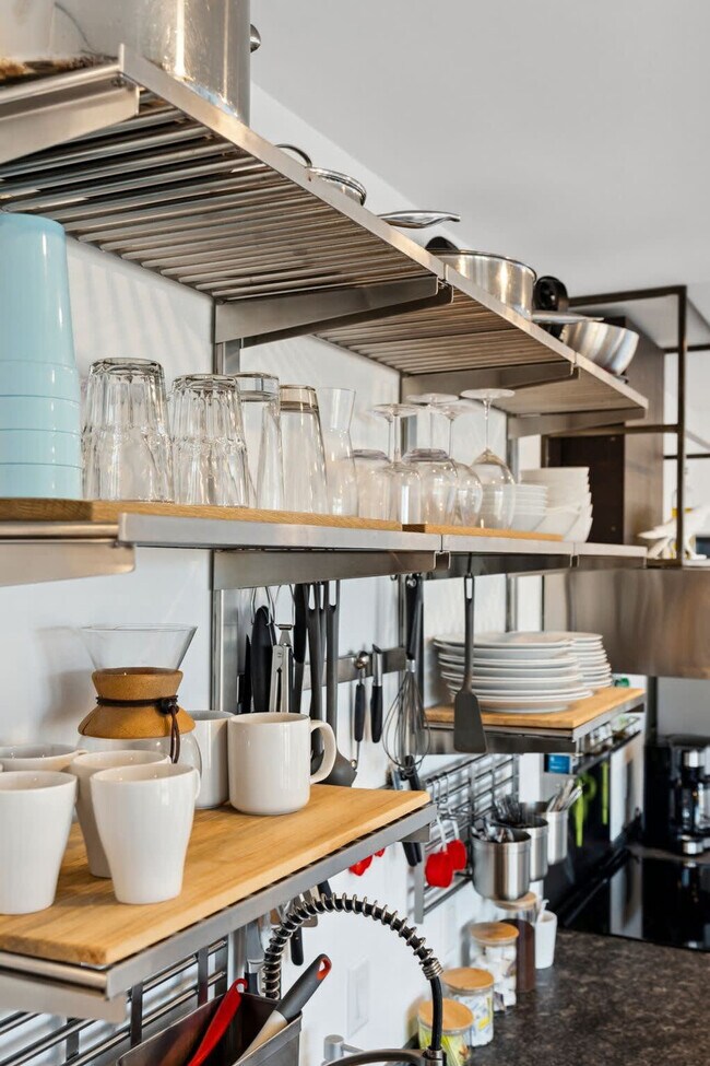 Building Photo - 10 Anchor St