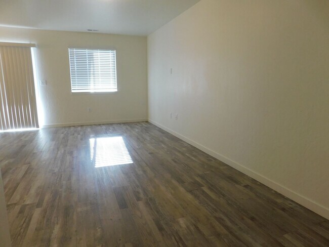 Building Photo - Newer Construction close to Community Hospital