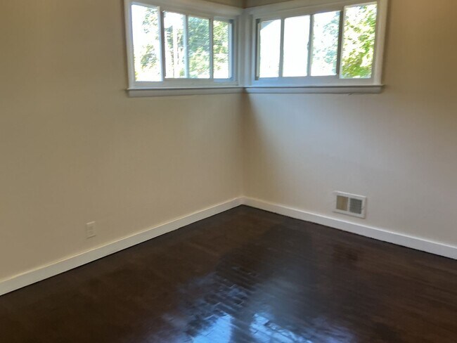 Building Photo - 3BR 1BA Single Family
