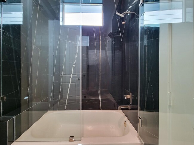 Building Photo - 5613 Leonard St