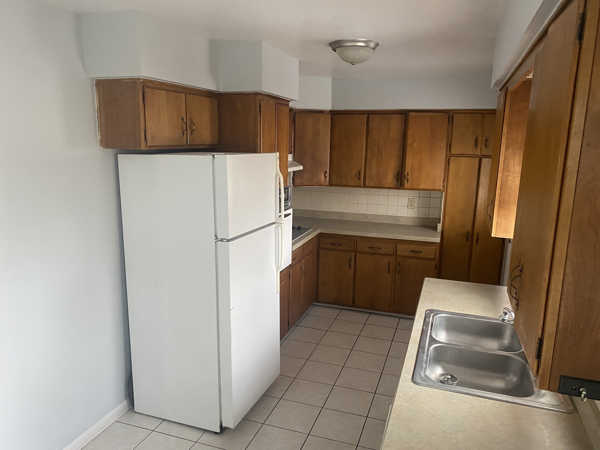 Kitchen - 783 W Crestline Ave