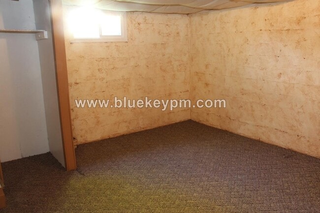 Building Photo - 2 Bed, 1 Bath Home Near Park Rose City Gol...