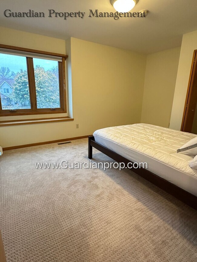 Building Photo - Well Maintained Prior Lake SFH, Large Deck, Fireplace, 2 Car Attached Garage