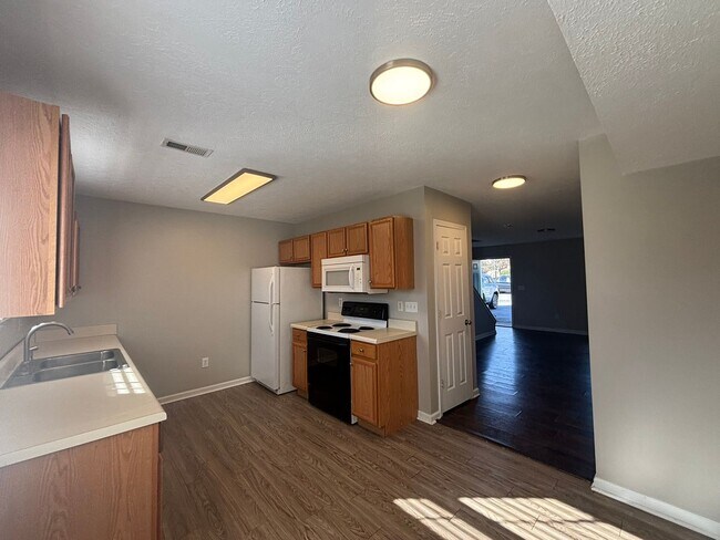 Building Photo - Coming Soon! 2 Bed/1.5 Bath townhouse in Gray $1350 near shopping, restaurants, 1-26 and TRI-Citi...