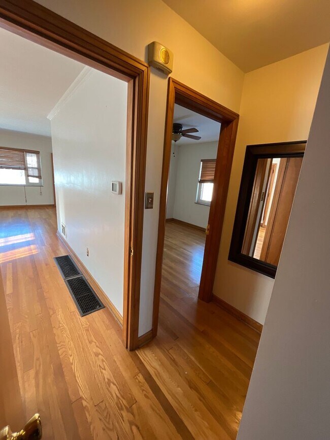Building Photo - Unique 2 BR 1 BA in Upper Arlington