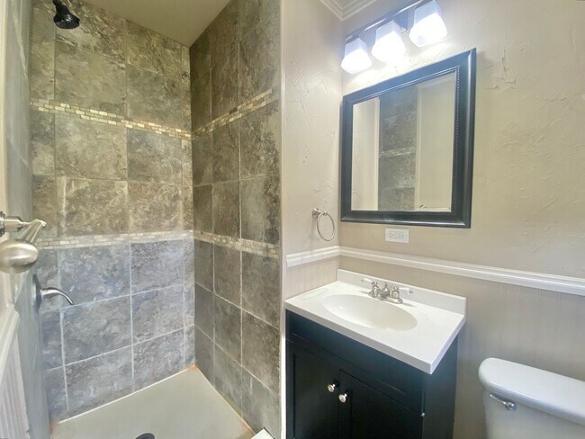 Building Photo - Great 3 bed 2bath 1 car garage now available