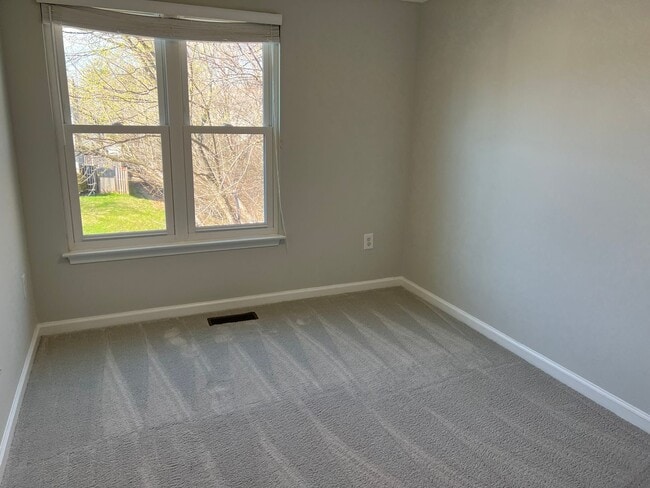 Building Photo - Renovated End-Unit Townhome