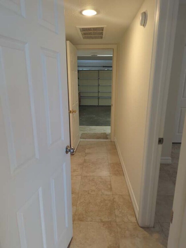 Building Photo - Beautiful and Spacious 4 Bed, 3 Bath Home ...