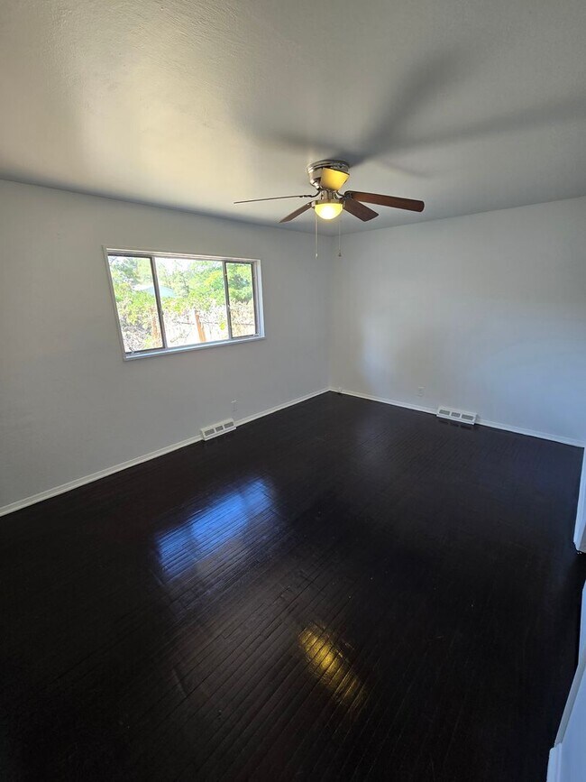 Building Photo - Nice size 4 Bedroom  2 Bath with 2 living ...