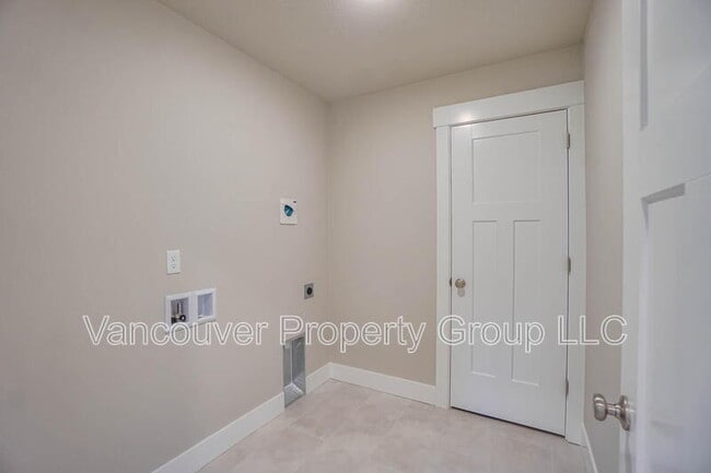 Building Photo - 313 E Caribou Ct