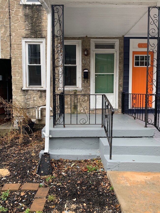 Building Photo - Spacious 2 Bedroom, 1 Bathroom with Bonus ...