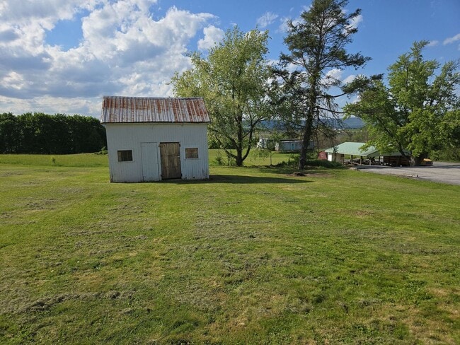 Building Photo - 3BR Home with Large Yard & Extra Storage