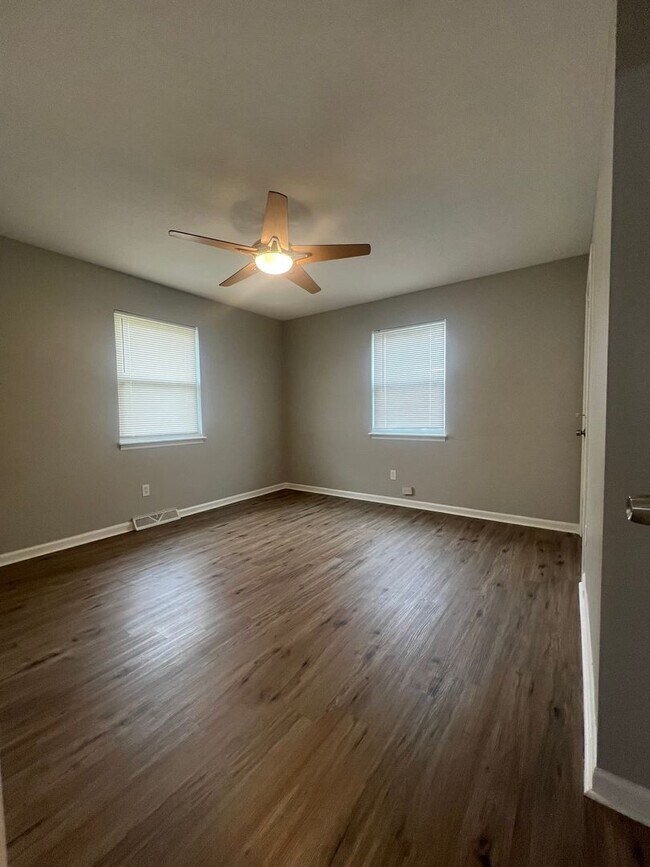 Building Photo - 811 Cedarcrest Dr