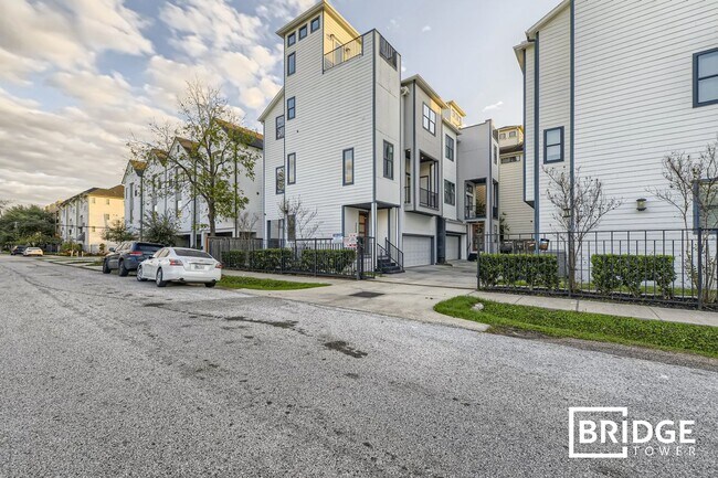 Building Photo - 2208 Arabelle St