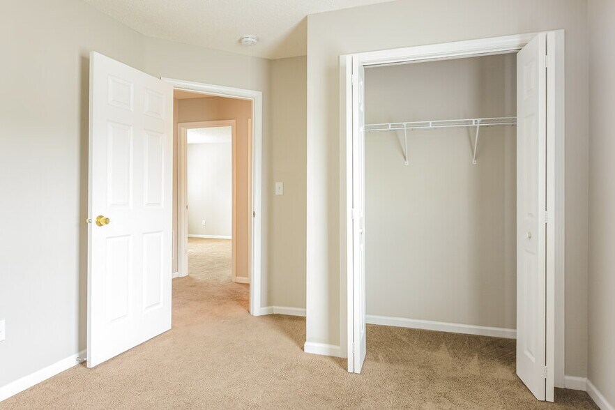 Building Photo - 4261 Village Bend Dr