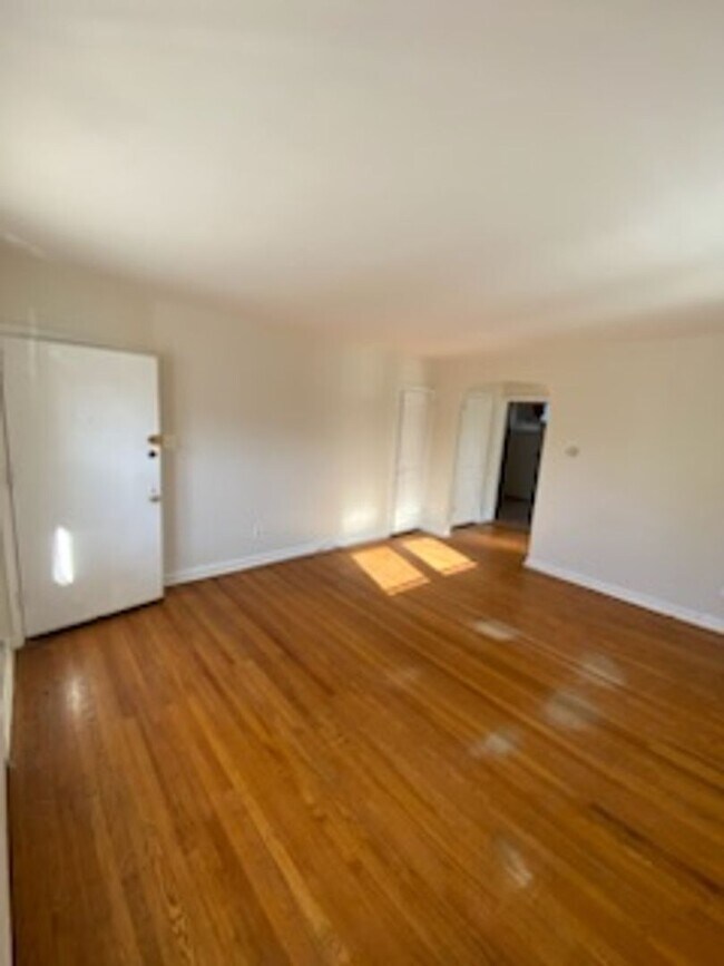 Building Photo - 801 Eaton Rd