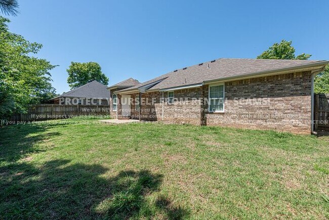 Building Photo - 1674 N Hazeltine Dr