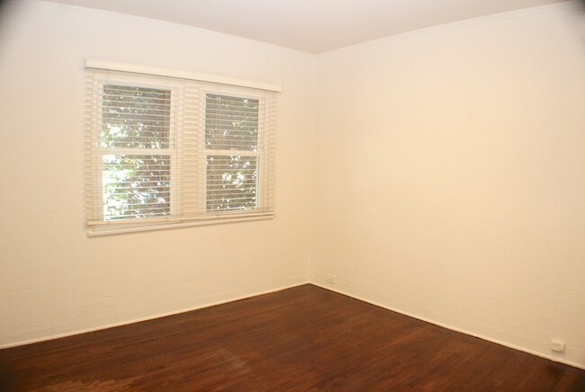 Building Photo - Charming 2BR/1BA House in OB W/ parking, W...