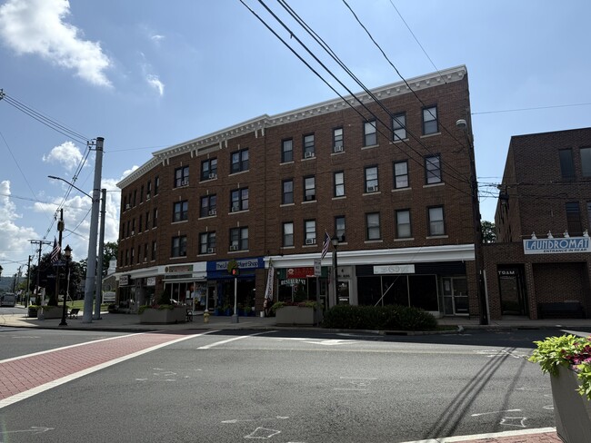 Building Photo - 4 E Main St