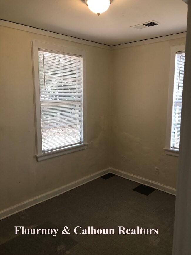 Building Photo - r421a