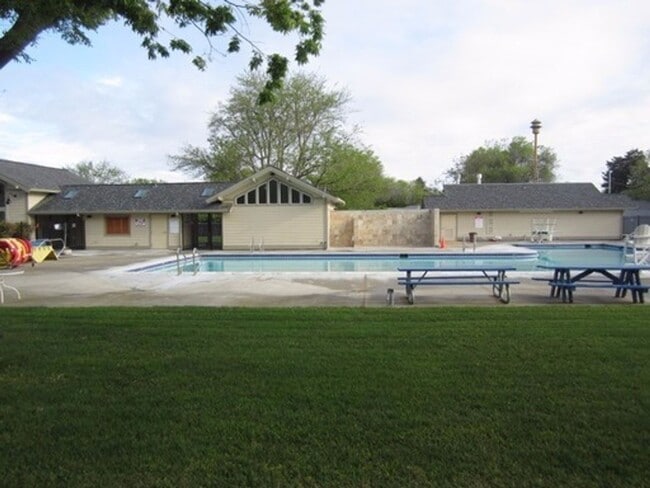 Building Photo - 4 bedroom 2 bath house in Holbrook Heights- Concord