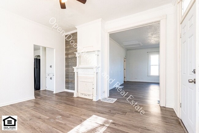 Building Photo - 603 N Van Buren St