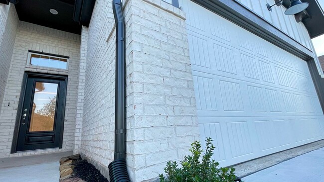 Building Photo - 4516 Bartagrass Dr