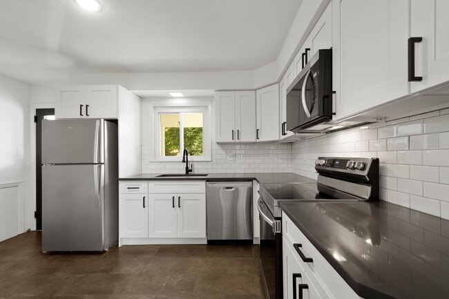 Building Photo - MOVE IN TODAY! DON'T MISS THIS NEWLY RENOV...