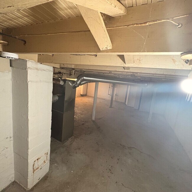 Building Photo - Charming 3 - Bedroom Property in Prime Location