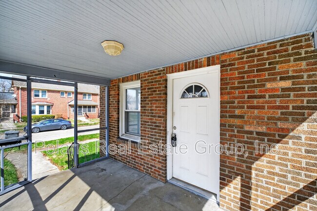 Building Photo - 715 E 60th St