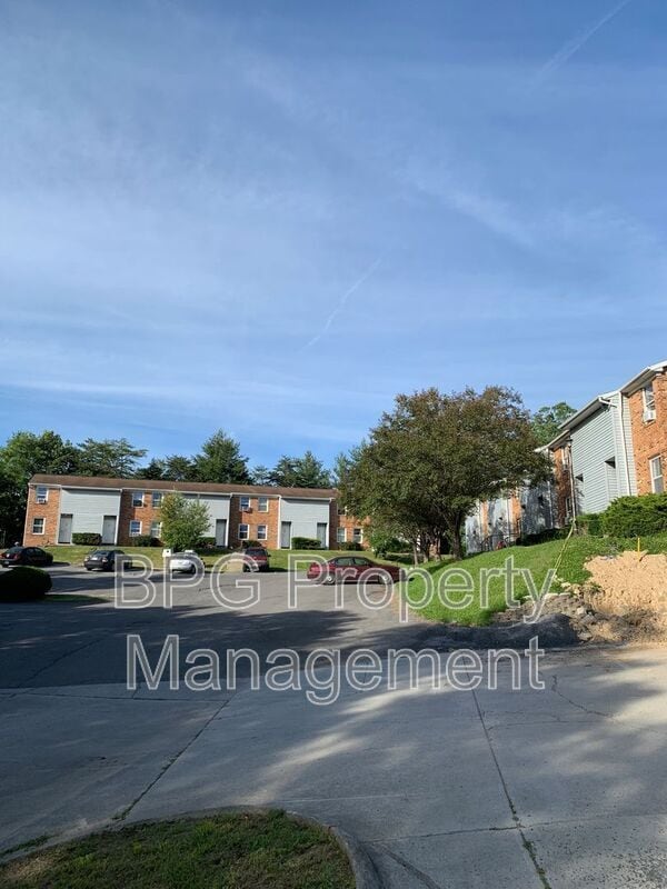 Building Photo - 123 Circle Dr