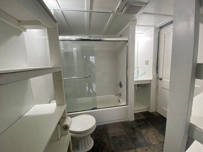 Building Photo - Spacious 3 Bedroom Home w/ 3 Full Baths