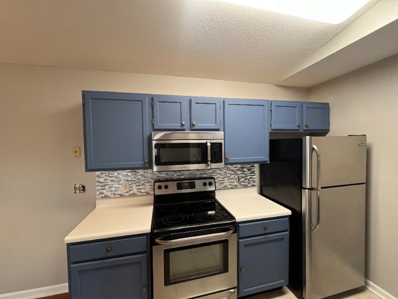 Building Photo - 2265 Huntingdon Dr