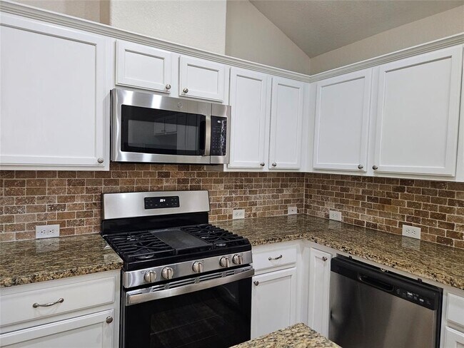 Building Photo - 2115 Summit Meadow Dr