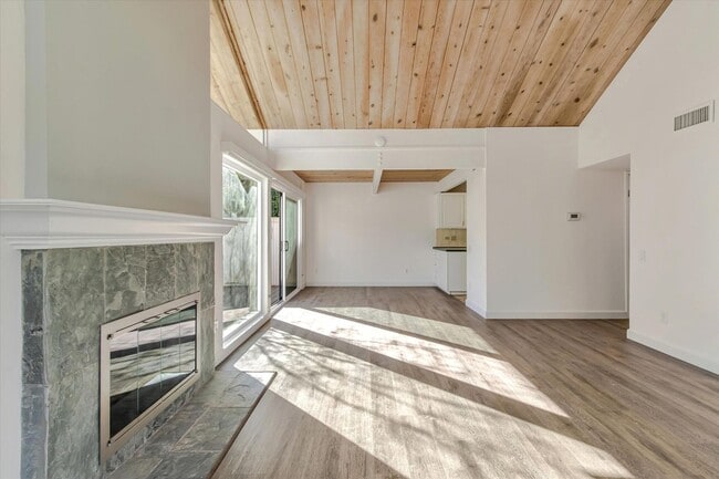 Building Photo - Charming 2 Bed 2 Bath Sunnyvale Condo with Vaulted Ceilings and Patio