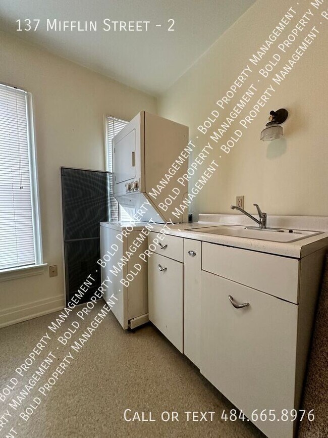 Building Photo - 137 Mifflin St