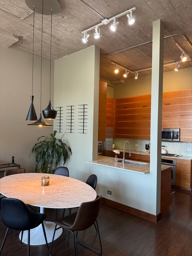 Building Photo - 320 E 21st St