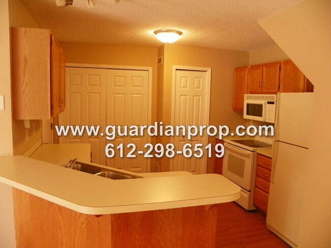 Building Photo - Townhouse Available June 1st, Open Floor Plan, Fireplace, Patio, Attached Garage