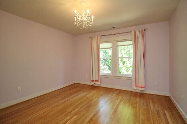 Building Photo - Beautifully Updated 5 Bedroom/3.5 Bath Irvington Craftsman Bungalow!