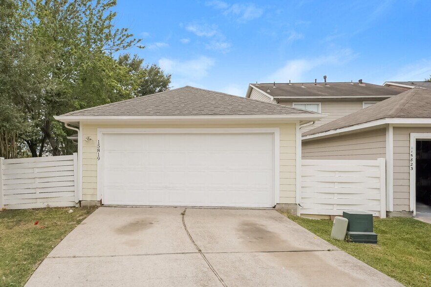 Building Photo - 15819 E Park Ct